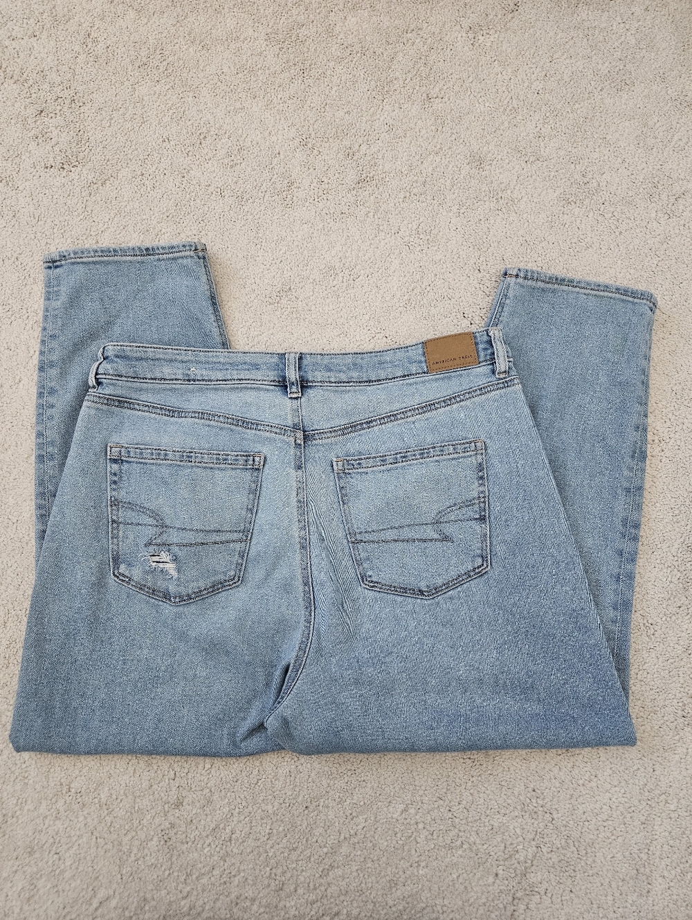 American Eagle | Mom Jean Light Wash Denim Womens 14 Short - Picture 2 of 5